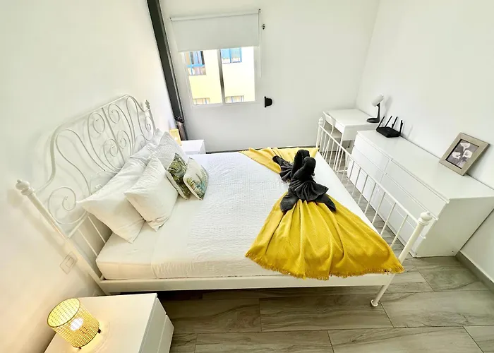 Mango Sorbet Super Central, 3 Desks, High Speed Internet, 3 Bedrooms And 2 Bathrooms